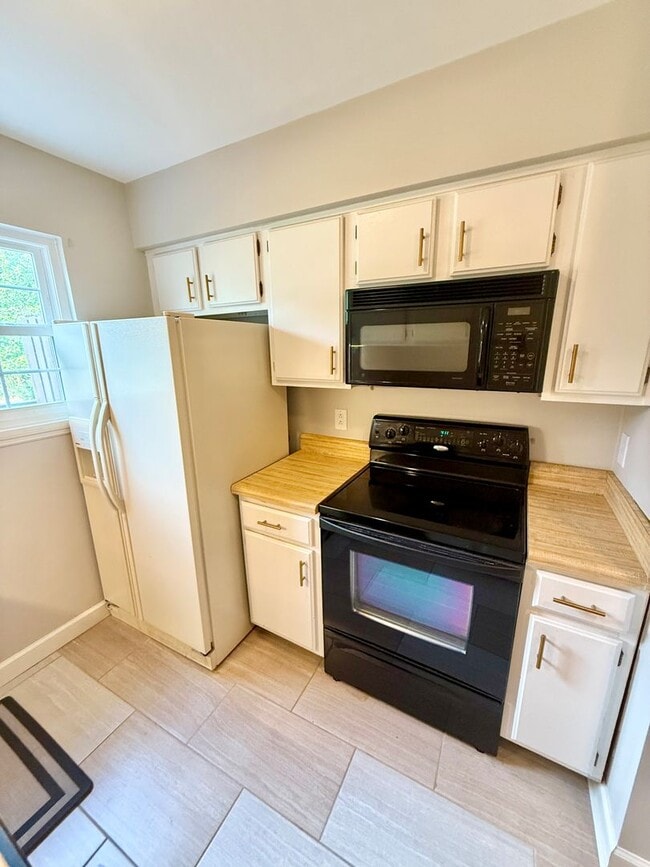 Building Photo - 2 Bedroom Hermitage condo only $1600!  Ava...