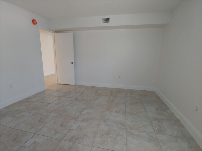 Building Photo - Nice 2 bed/ 2 bath/ 1 car garage near SRQ Airport - Ringling Museum Area