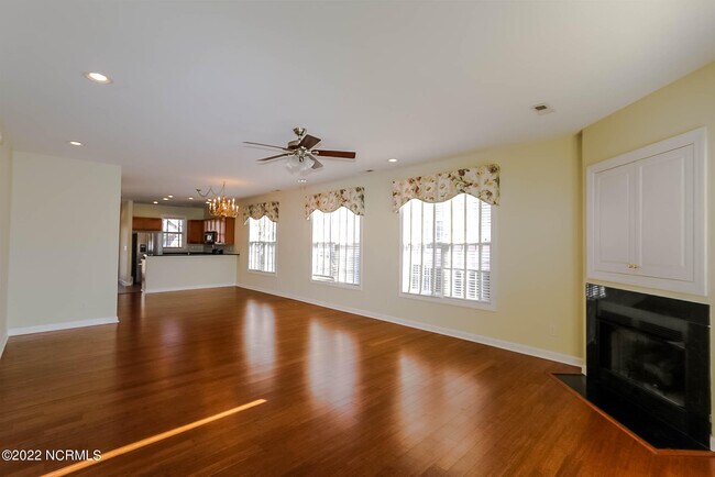 Building Photo - 533 Village Green Dr