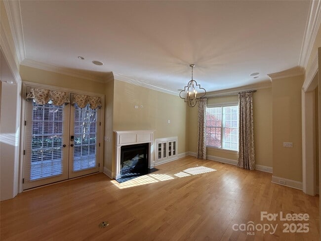 Building Photo - 1109 S Kings Dr