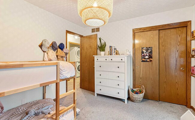 Building Photo - Gorgeous Millard Home!!