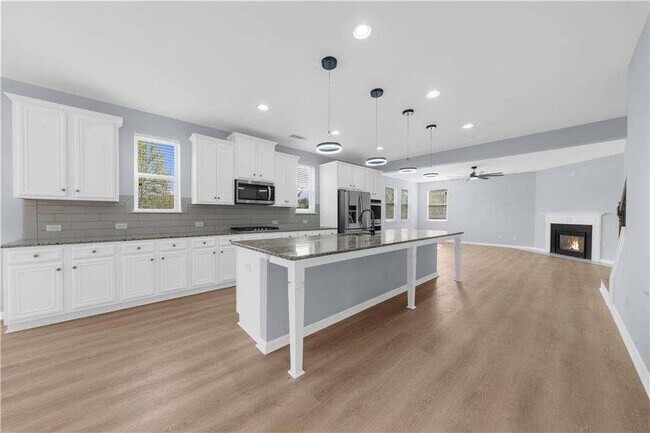 Building Photo - 5435 Mirror Lake Dr