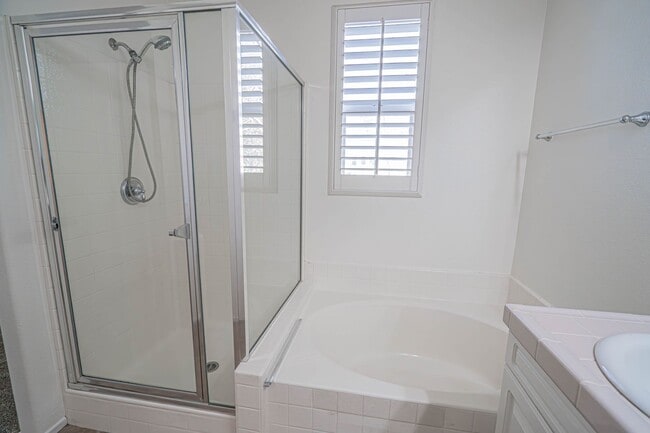 Building Photo - 3-Bedroom Home with Fresh Paint in Creekside of Valencia!