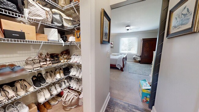 Building Photo - Gorgeous and updated home in Heart of Auburn