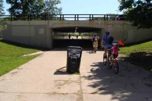 Building Photo - 5445 N Sheridan Rd