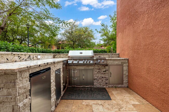 Building Photo - 658 Cresta Cir