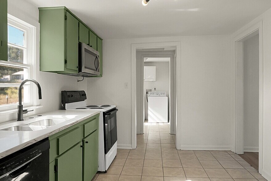 Kitchen / dining room looking towards laundry room - 2735 Exchange Landing Rd