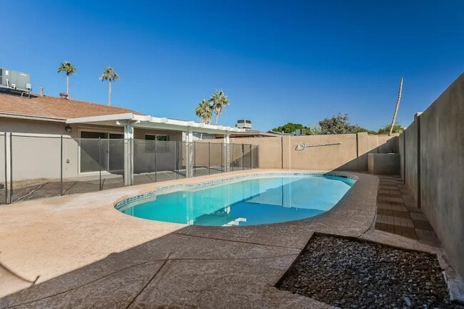 Building Photo - 2460 E Manhatton Dr