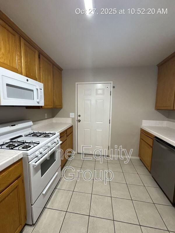 Building Photo - 2752 W Oriole Ave