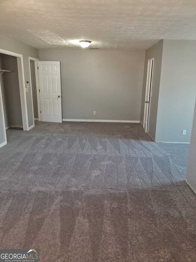 Building Photo - 2798 Country Ct SE