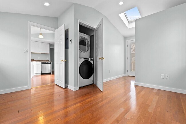 Building Photo - 23 Thorndike St