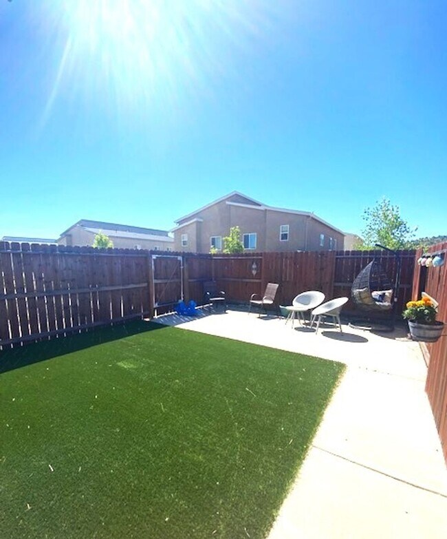 Building Photo - Luxury Townhome in West Redding!