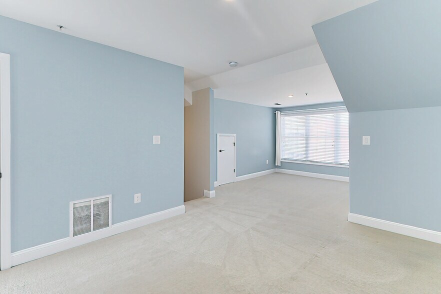 Sitting Area - 2022 N Culpeper St