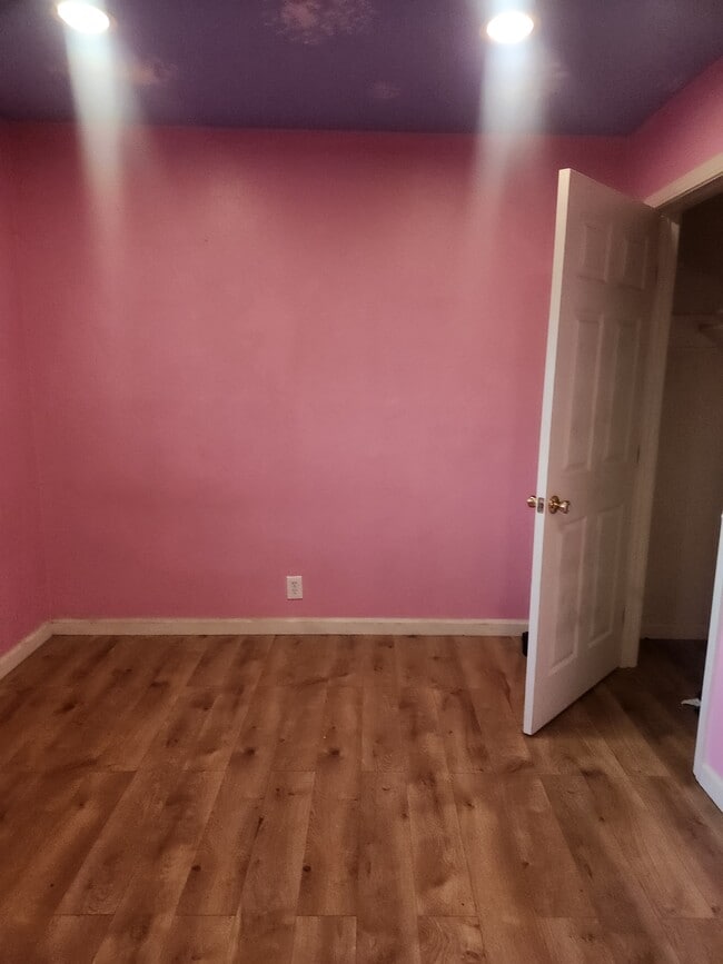 Building Photo - 417 Elm Ave
