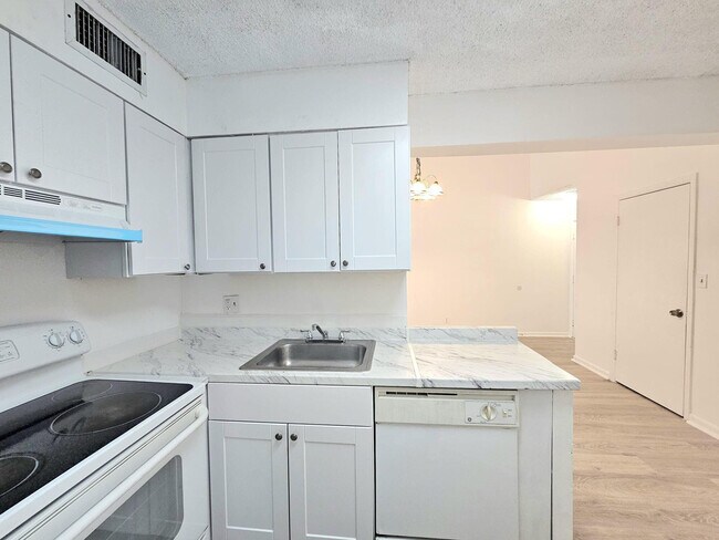 Building Photo - 213 Lake Pointe Dr