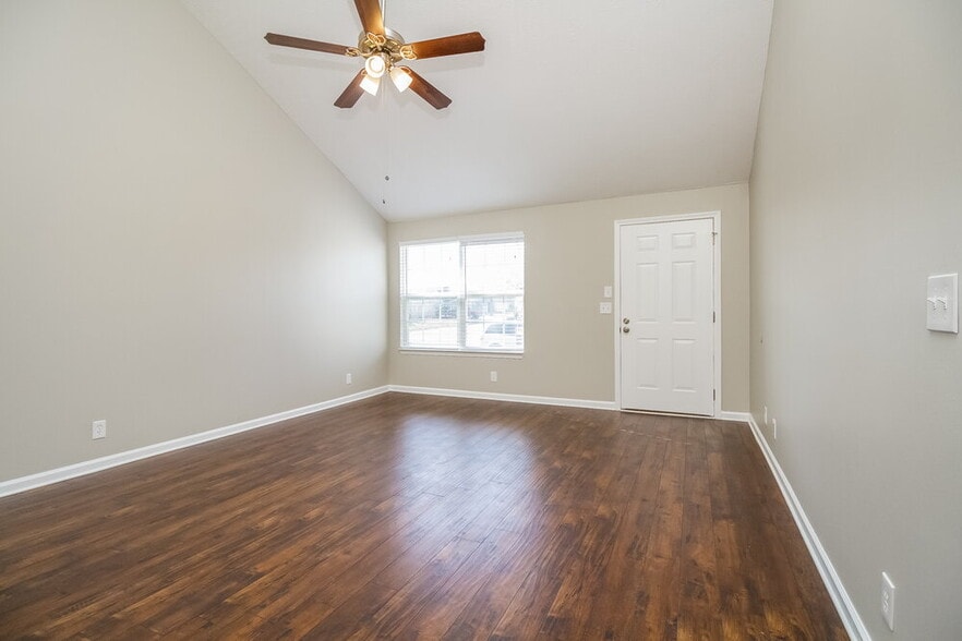 Building Photo - 3048 Roscommon Dr