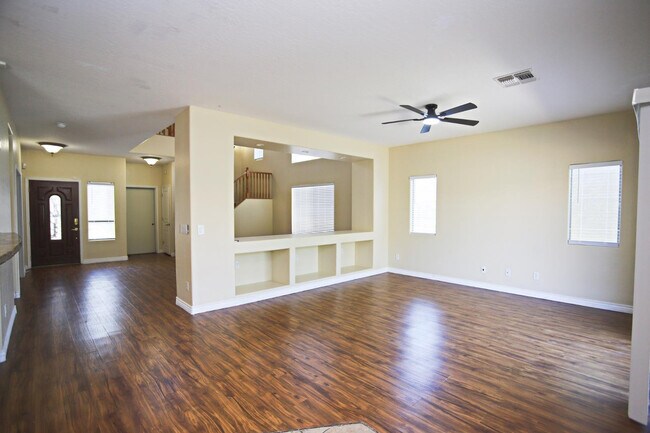 Building Photo - 512 E Rainbow Dr