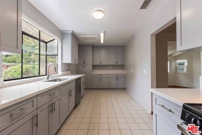 Building Photo - 459 S Bundy Dr