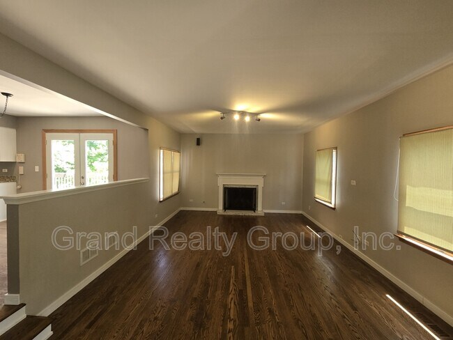 Building Photo - 1565 Old Barn Cir