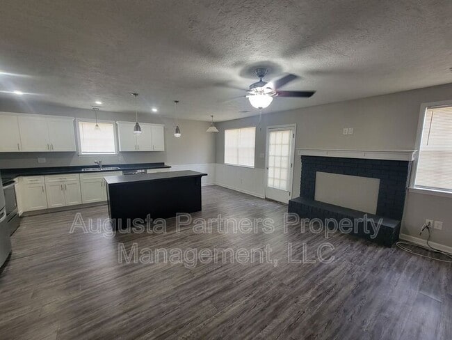 Building Photo - 142 Oakridge Dr