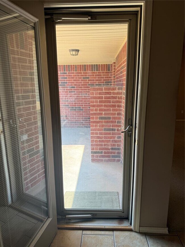 Building Photo - 400 S Castle Ridge Ln