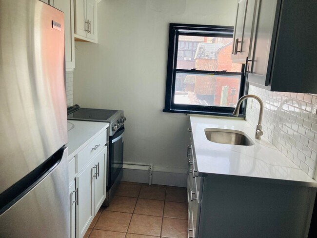 Building Photo - 922 Western Ave