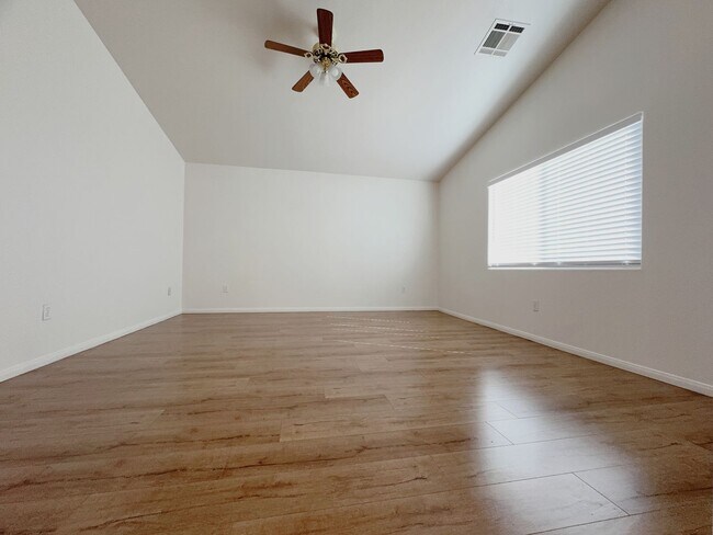 Building Photo - 3 Bed 2.5 Bath Single House near Rainbow 215