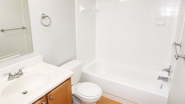 Building Photo - BRANDON LAKE VIEW 1/1 - $1249 - Water Included + $300 Move-In Credit*