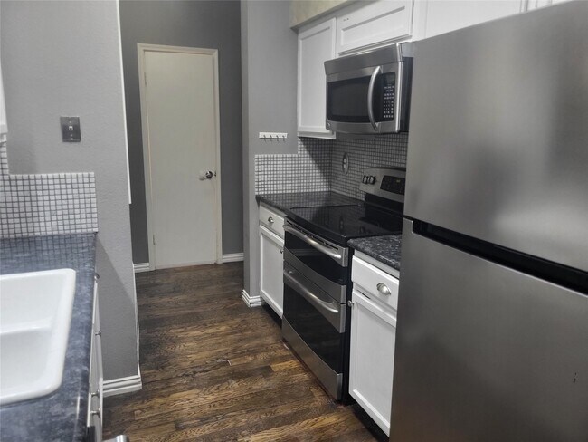 Building Photo - 17583 Red Oak Dr