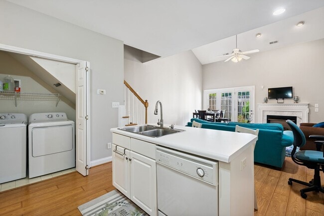 Building Photo - 2 Bed, 2 Bath SW Durham Townhome Near Duke and UNC * Mid or Long Term Rental