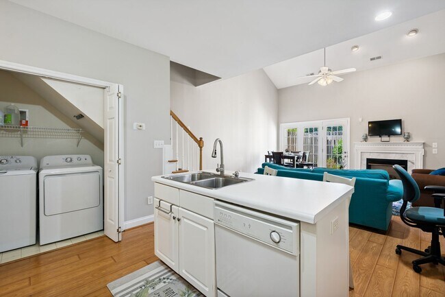 Building Photo - Fully Furnished 2 Bed, 2 Bath Townhome-AVA...