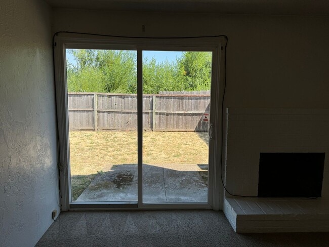 Building Photo - 3 bedroom 1.5 bathroom duplex