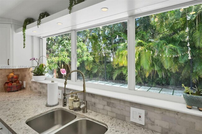 Building Photo - 2311 SW 9th Ave