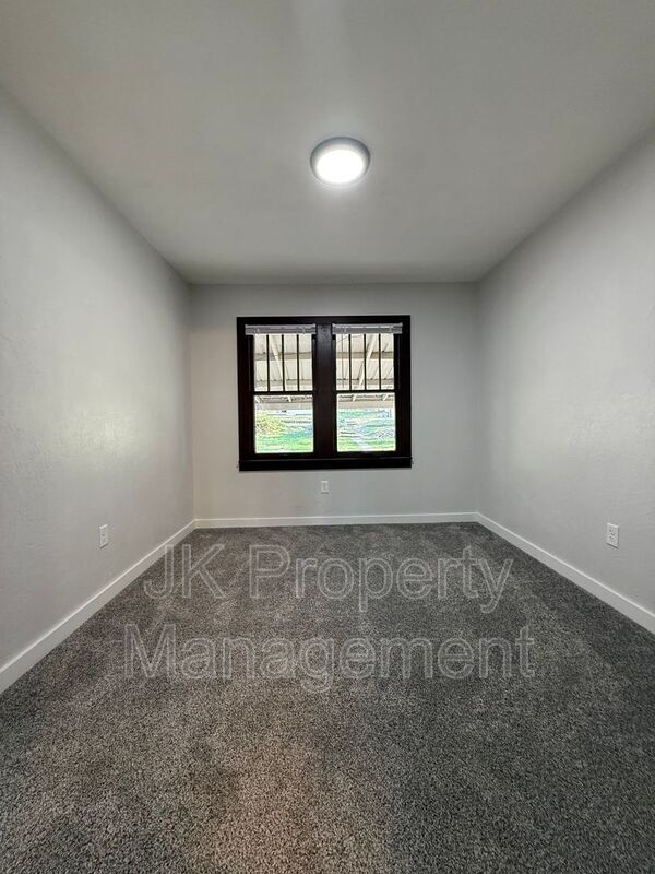 Building Photo - 1018 8th Ave S