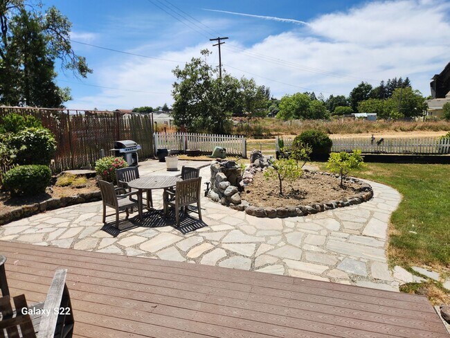 Building Photo - Beautiful home in a private country settin...