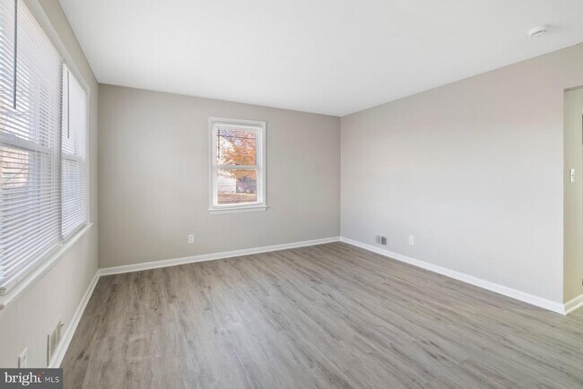 Building Photo - 883 Bellevue St SE