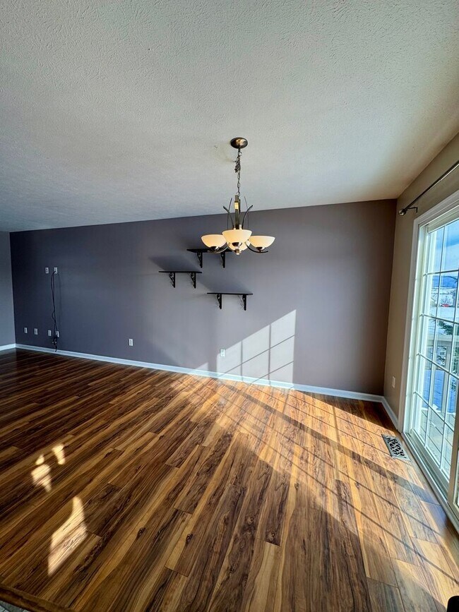 Building Photo - House for Rent in Broadway