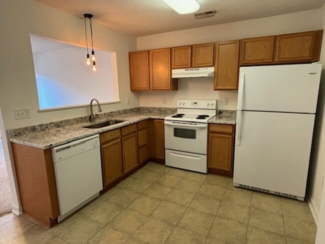 Building Photo - Desirable 1 Bed/1 Bath Condo in Very Conve...
