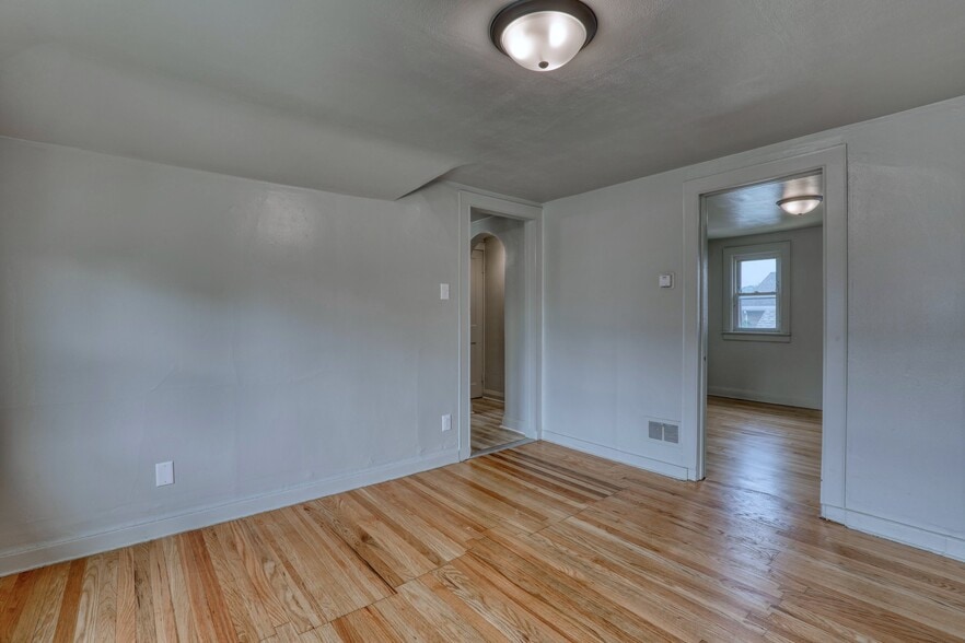 Building Photo - 2213 S 74th St