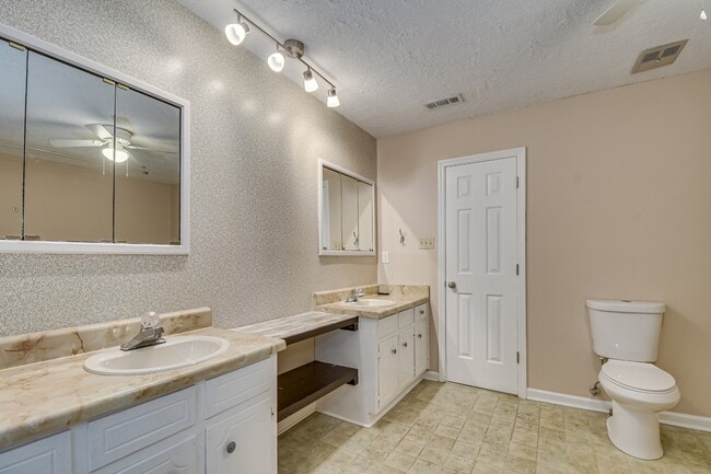 Building Photo - 4410 Goshen Lake Dr S