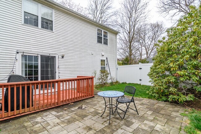 Building Photo - 10 Homeward Ln