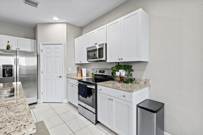 Building Photo - 1766 NW Cataluna Cir