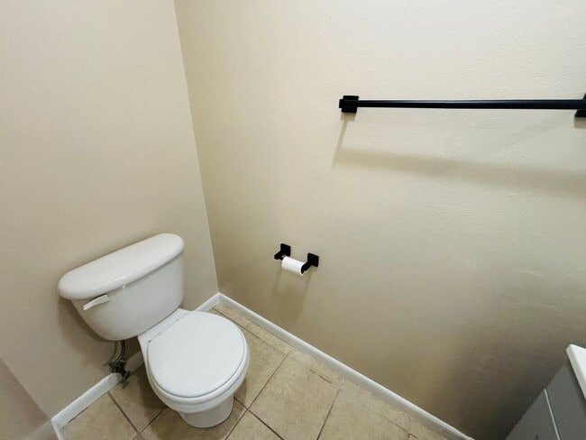 Building Photo - 2/1.5 Townhome near Downtown - will go quick