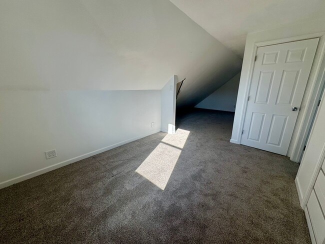 Building Photo - UPDATED 3 bed, 2 1/2 bath in central Lincoln