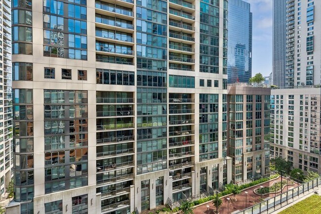 Building Photo - 420 E Waterside Dr