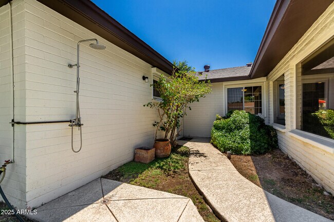 Building Photo - 1416 W Orchid Ln
