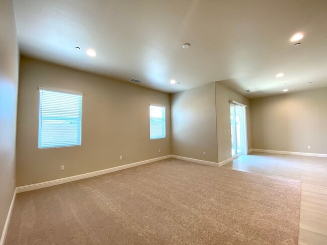 Building Photo - $2,495 Leonard & Ashlan, 3 Bedroom Home - ...