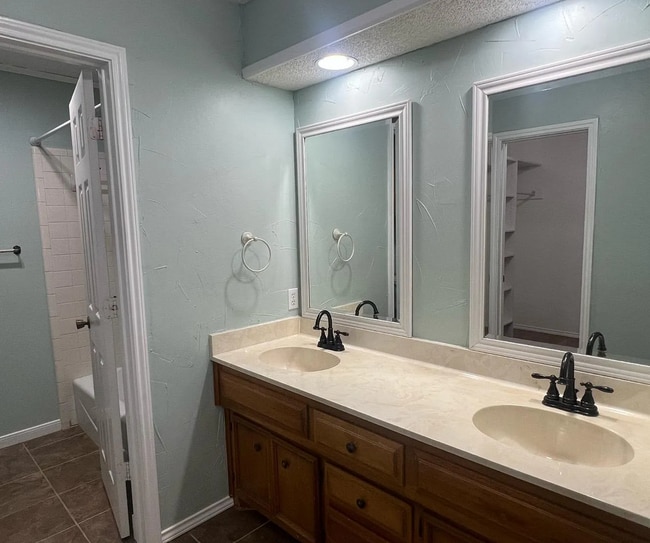 Building Photo - Charming 4 Bedroom in The Meadows