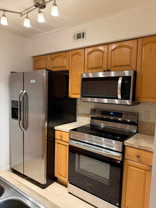 Building Photo - 2880 N Oakland Forest Dr