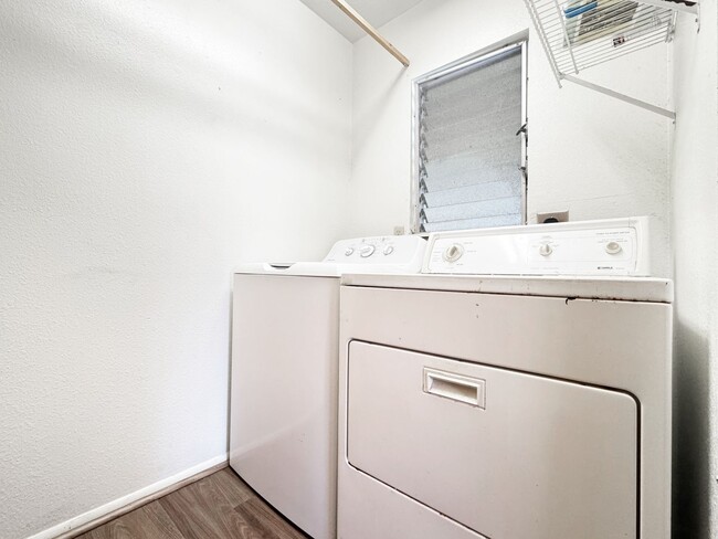 Building Photo - Pet-Friendly Single Family Home Blocks fro...